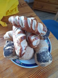 Die Brötchen (die man cirka um 8 Uhr morgens bekommt)
