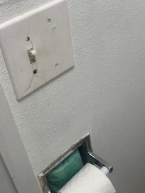 Lichtschalter und Toilettenpapierhalter