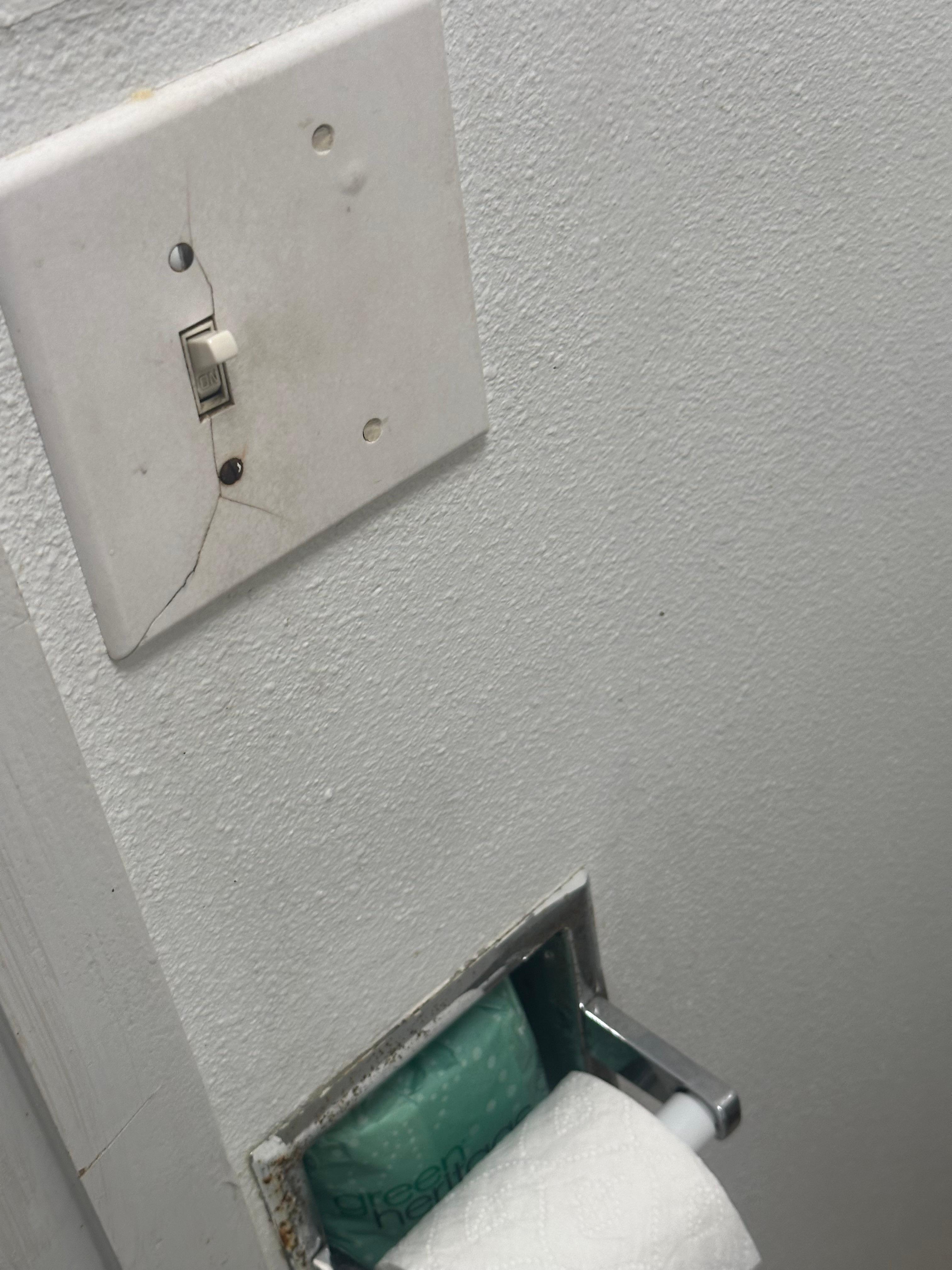 Lichtschalter und Toilettenpapierhalter