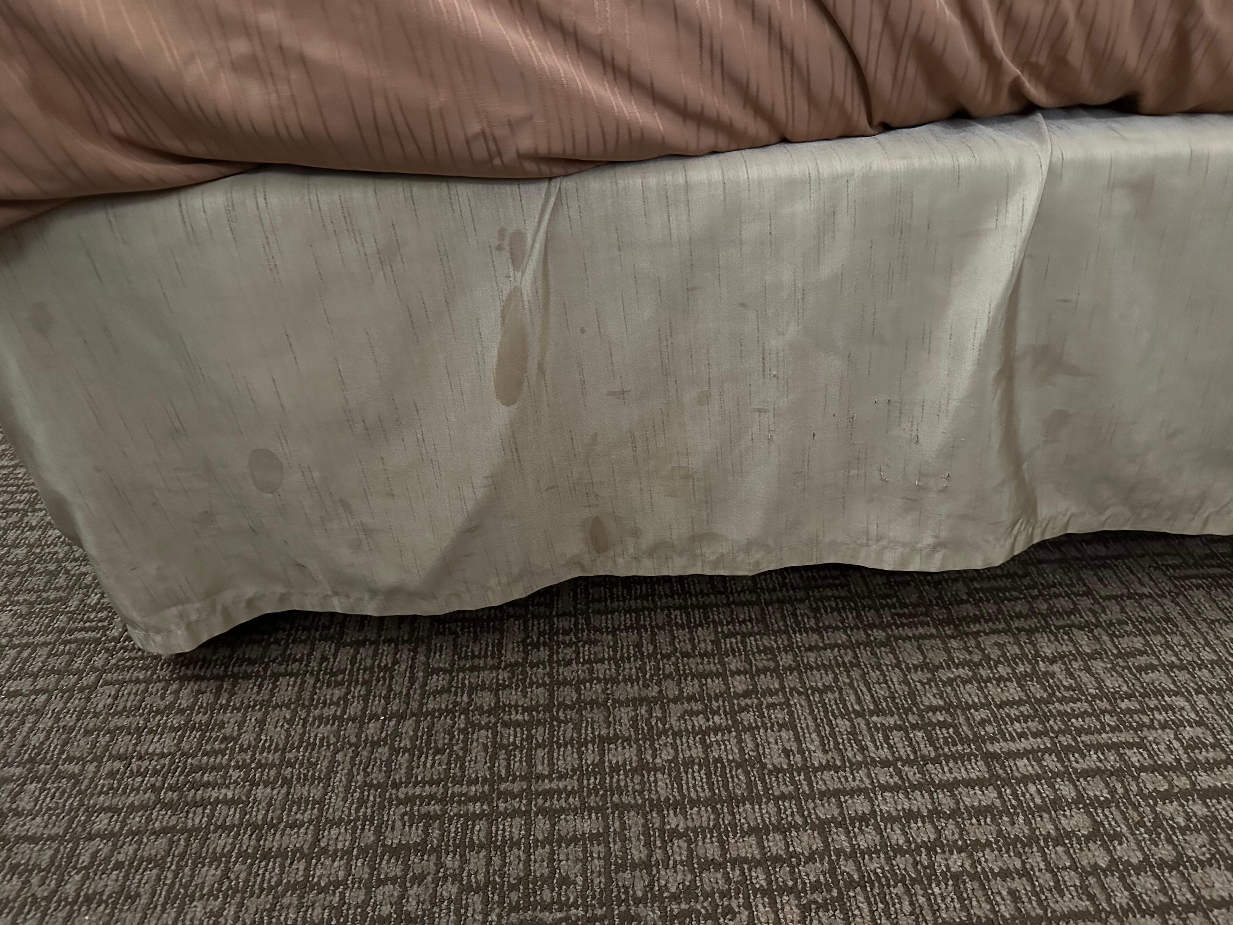 Bed skirt