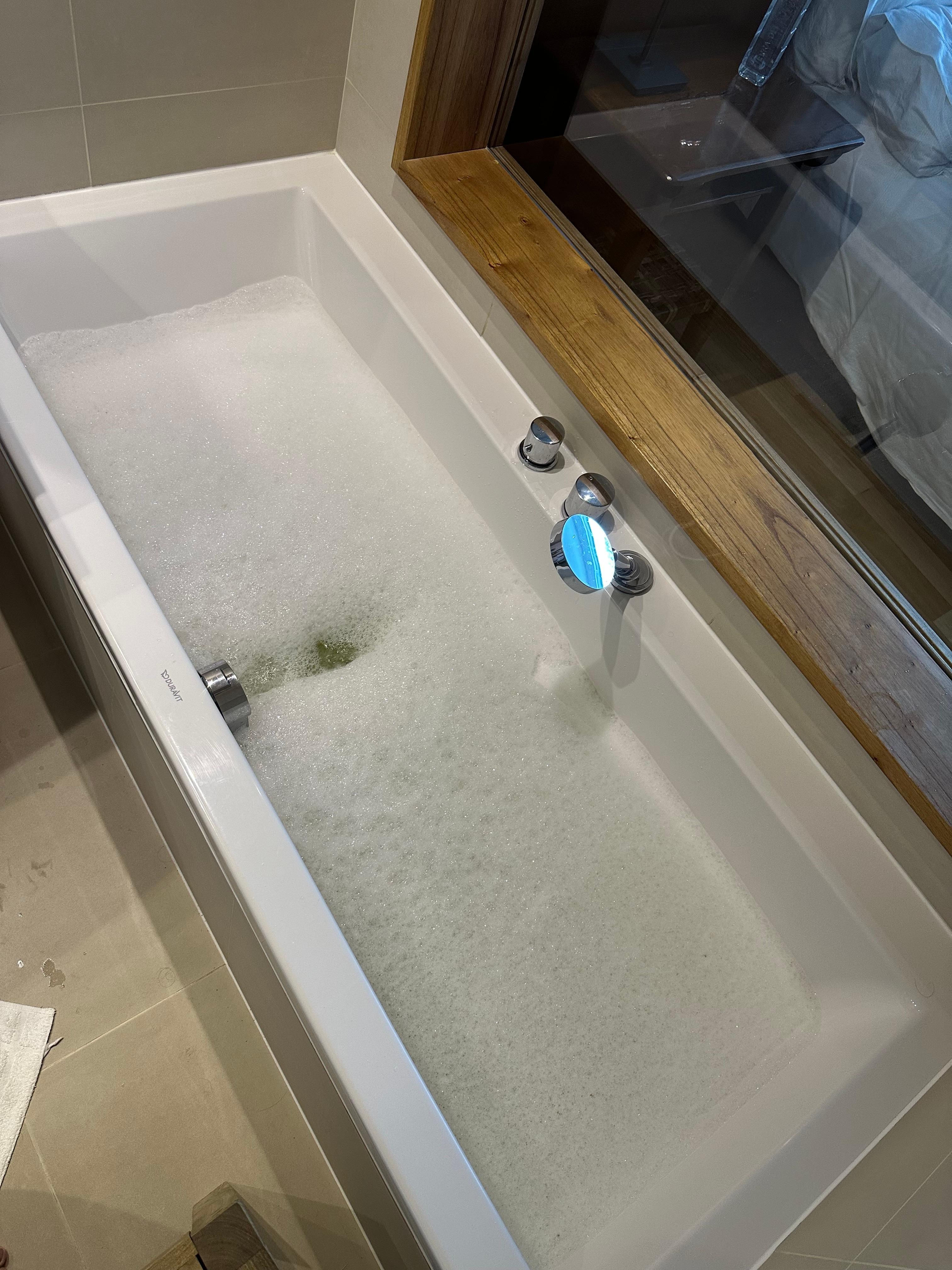 Banheira é oferecido como cortesia sais de banho .