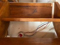 Kabel aus der Wand unter der Treppe