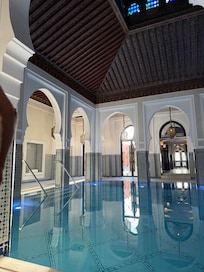Indoors pool (heated)