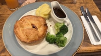 Beef & Ale pie with Mash
Broccoli.