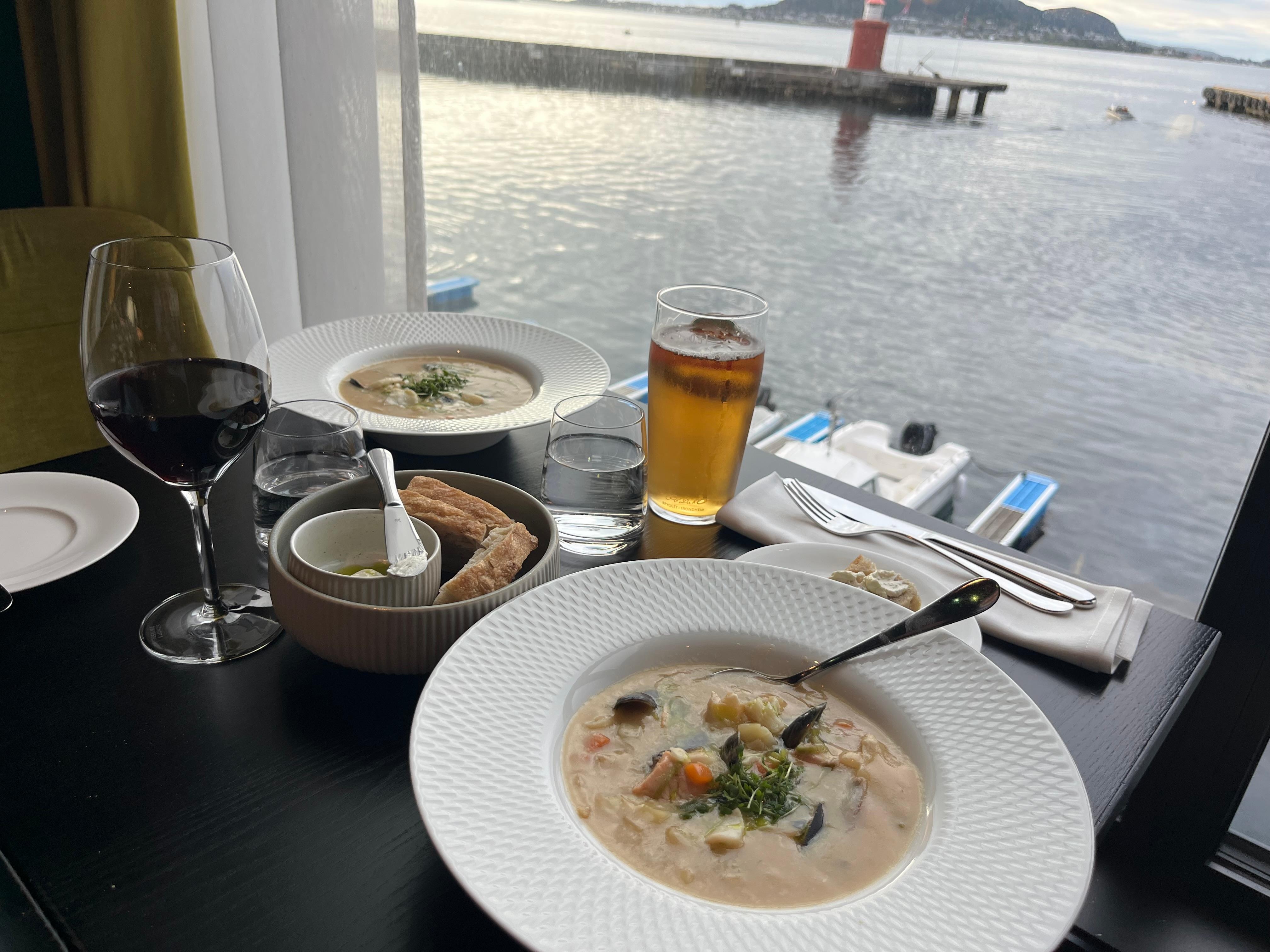 Fisksoppa i hotell restaurangen.