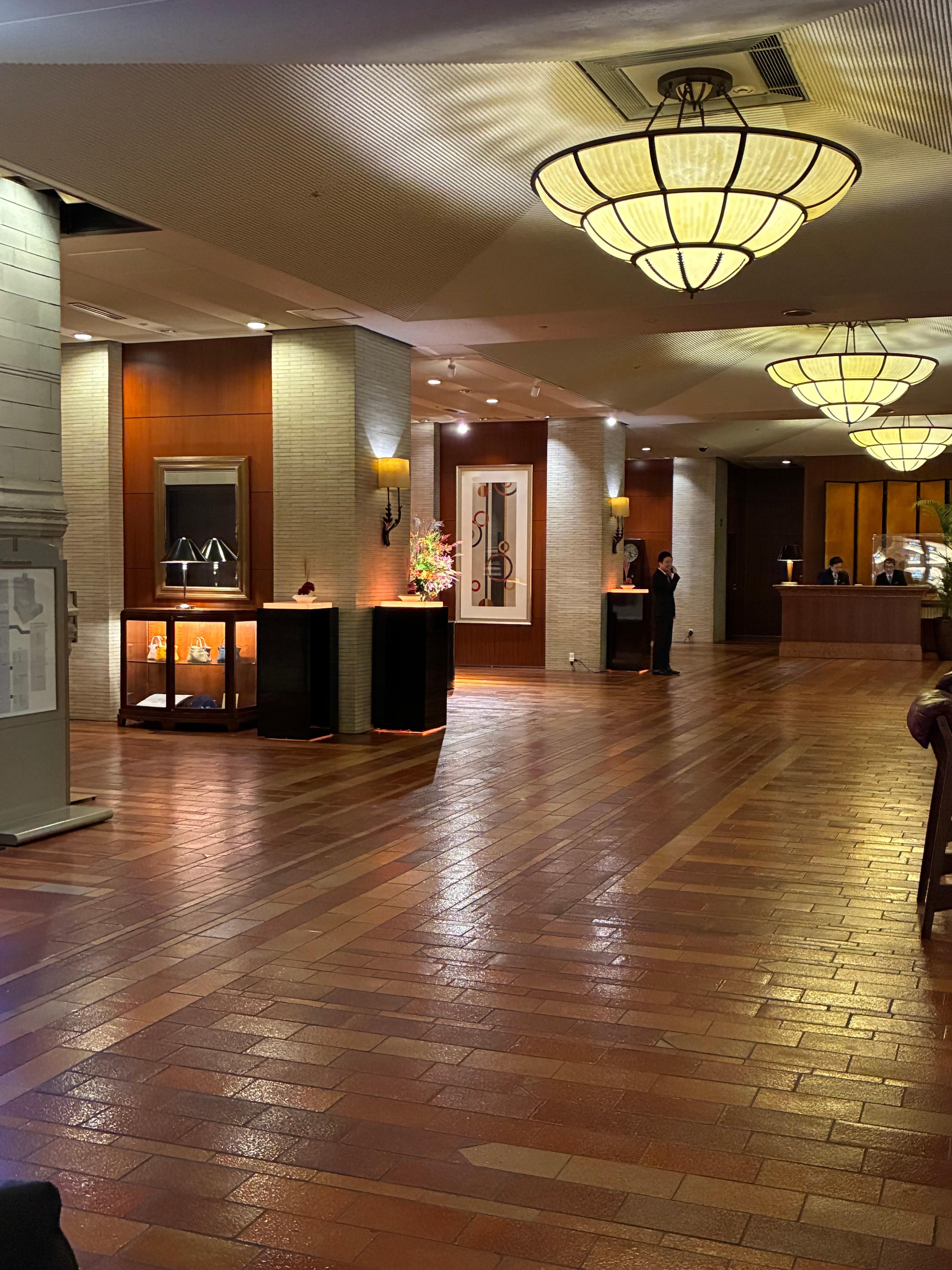 24時間のドリンクバーには本等が置いてあり、とても重厚感があります。