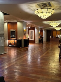 24時間のドリンクバーには本等が置いてあり、とても重厚感があります。