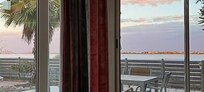 Blick aus dem Wohnbereich in den Abend