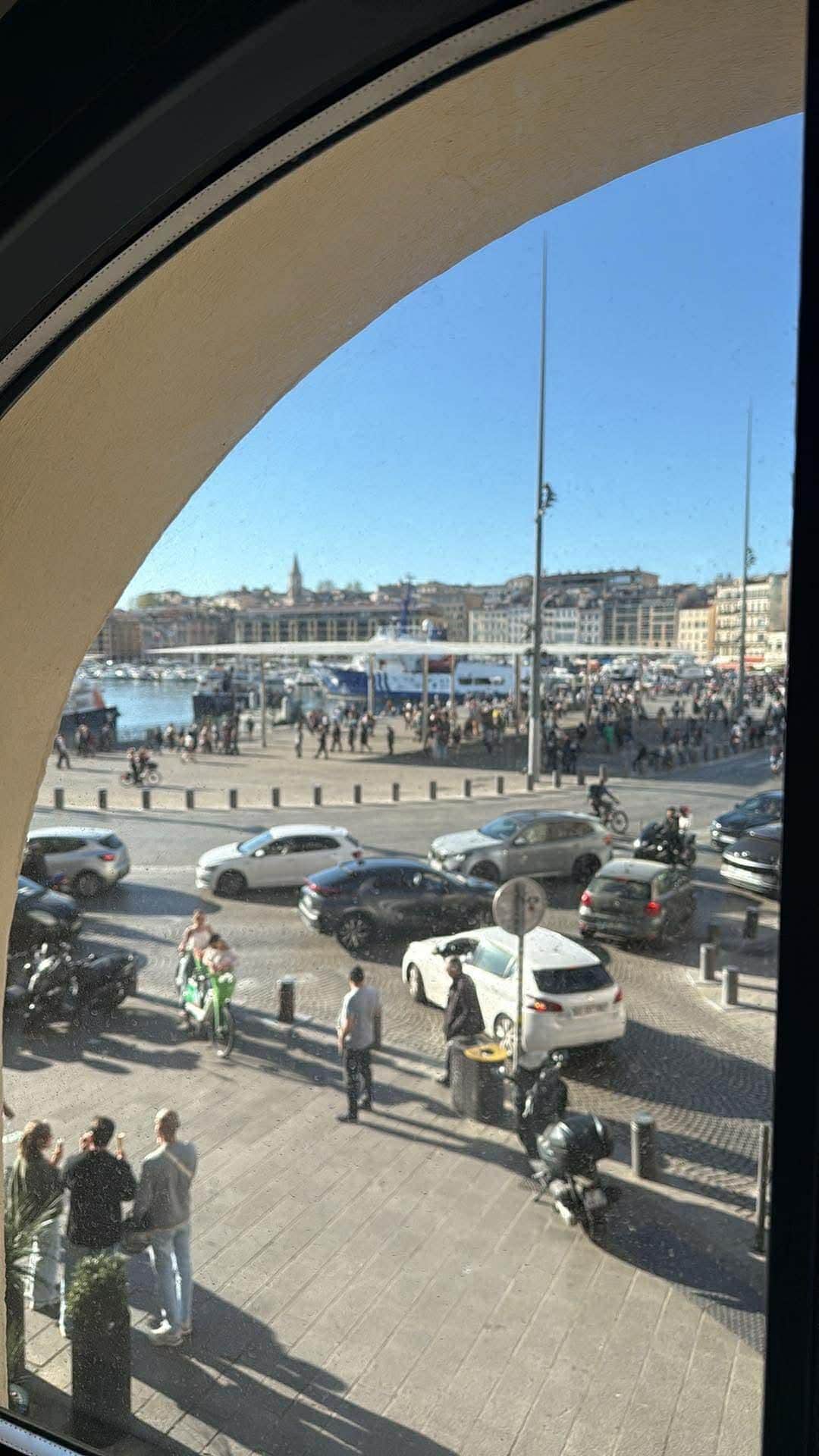 Utsikt från 1:a våningen mot hamnen. 