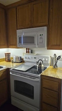 Kitchen (stovetop and microwave)