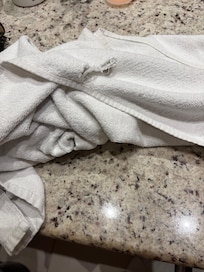 Toalhas surradas e algumas rasgadas.