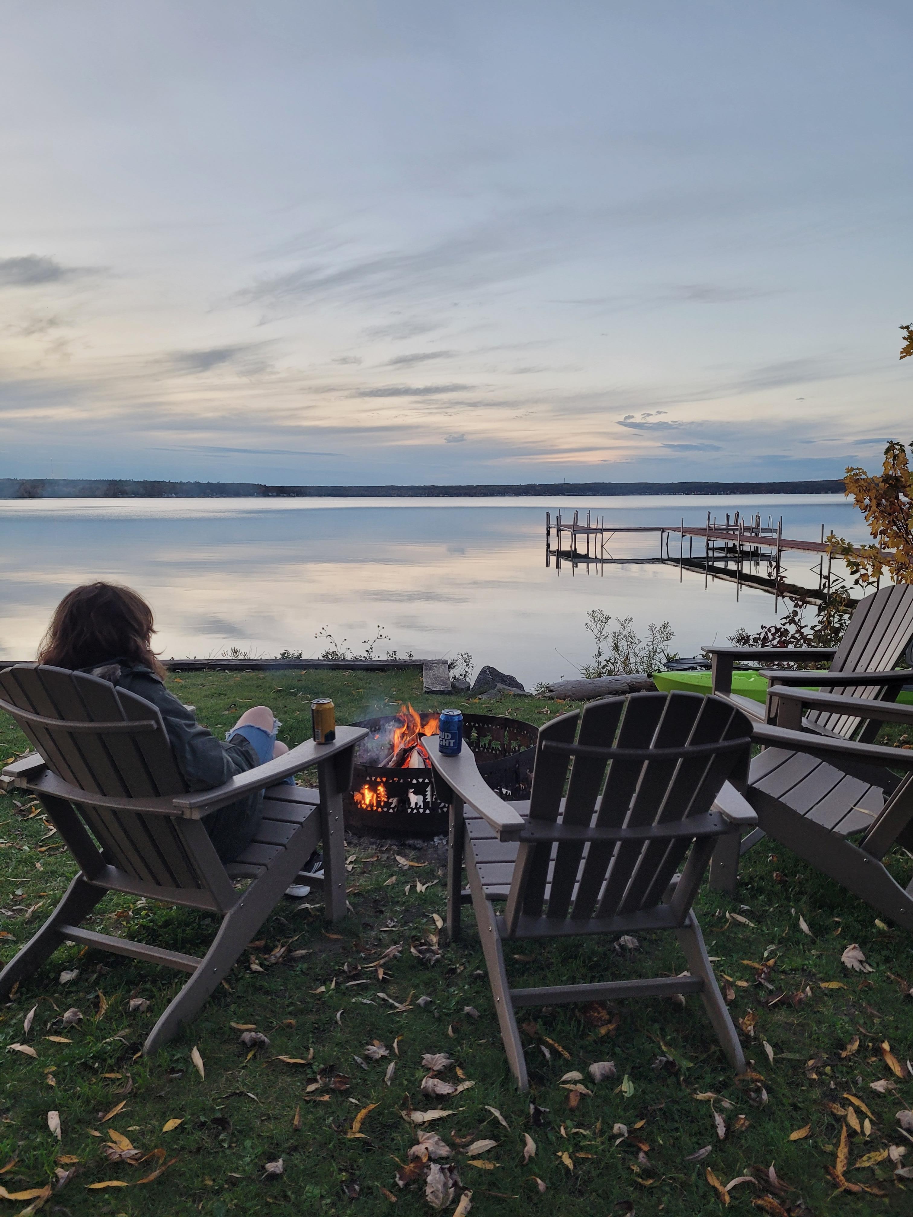 Great campfire views with very nice outdoor furniture 