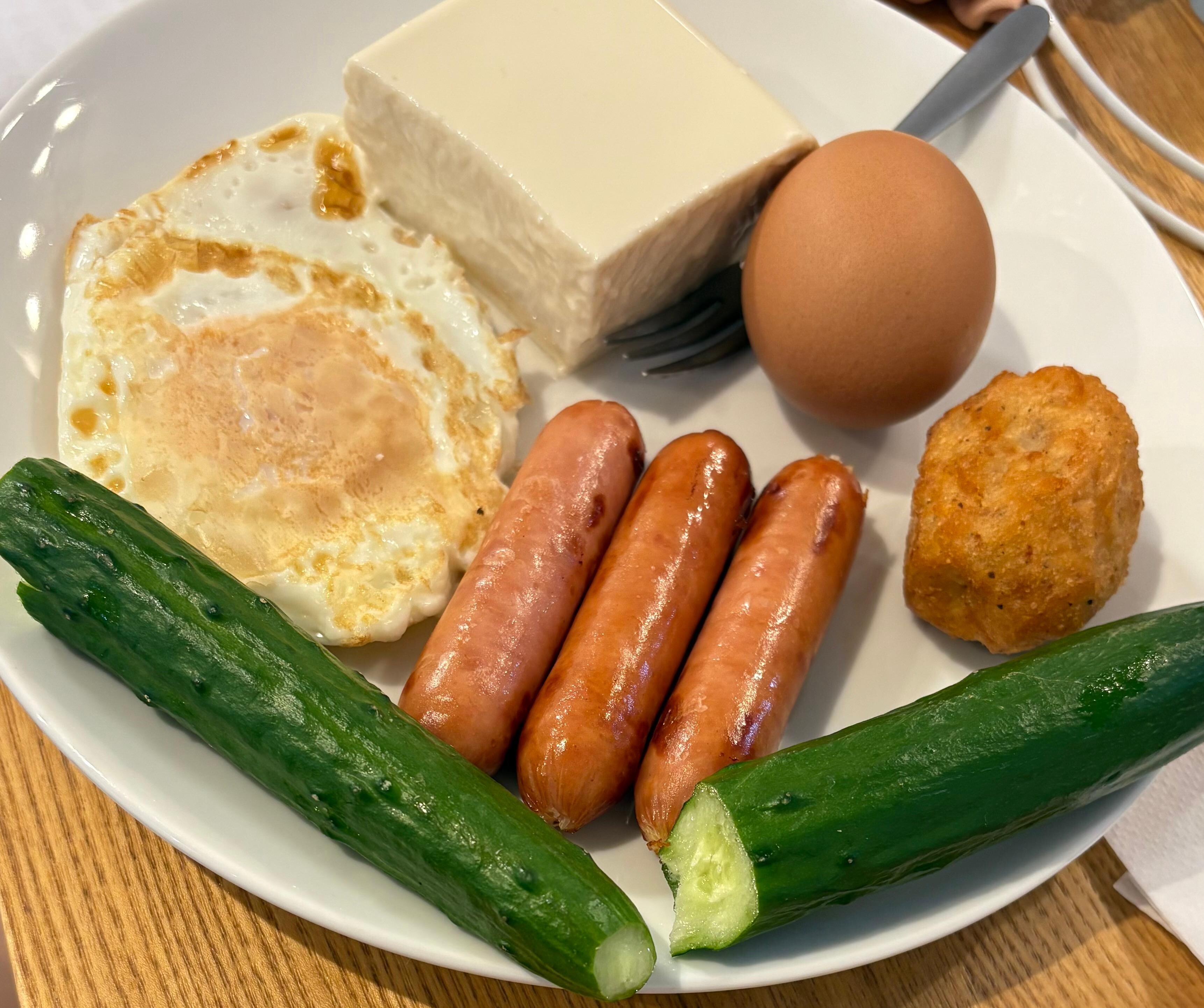 京都的的豆腐、豆漿，聽說因為水質口感香氣都很好，雖不是買京都的，但真的ㄧ開封膜豆質香濃，小黃瓜也很脆甜