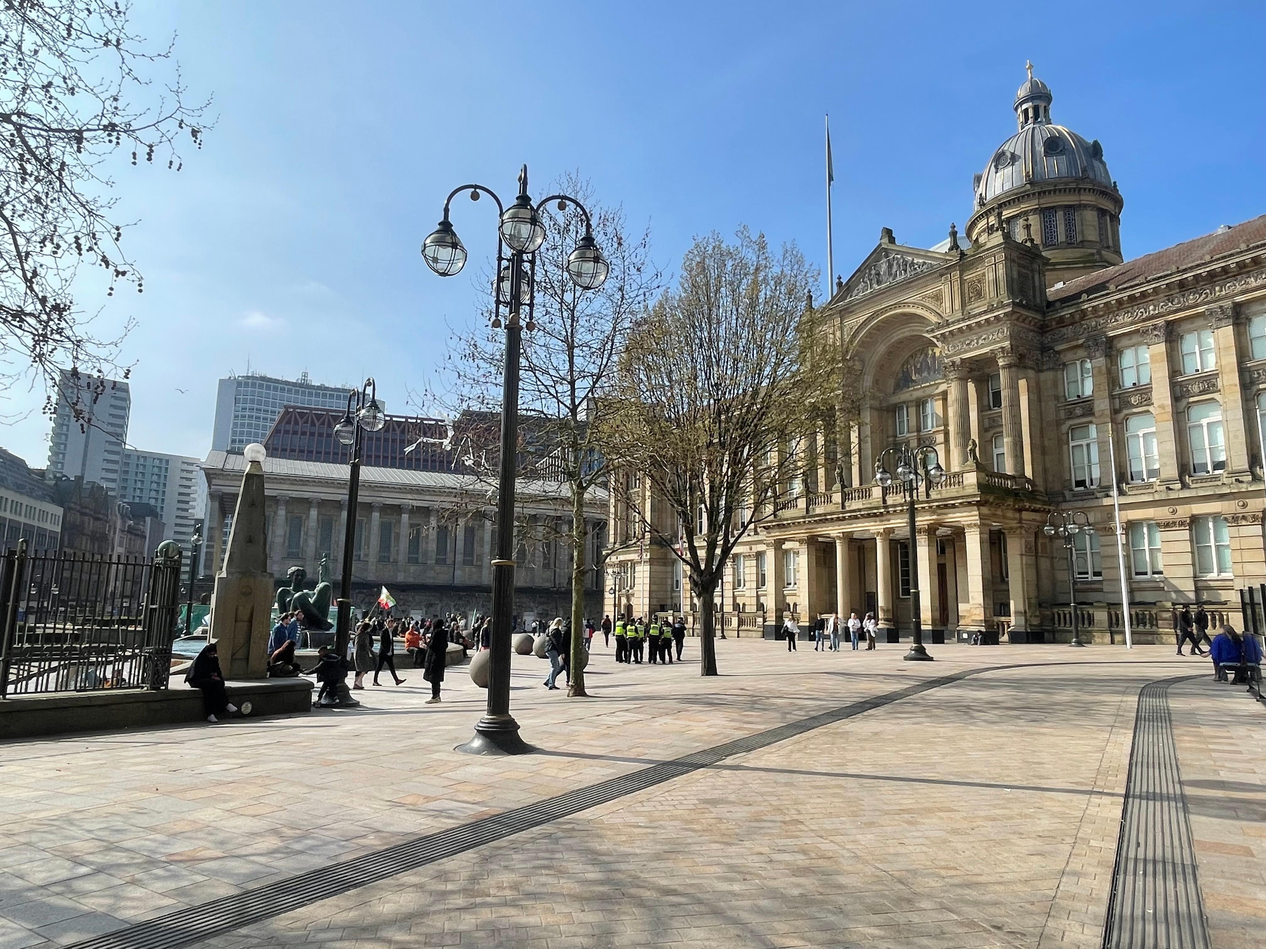 Victoria Square ligger strax intill.