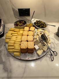 M lounge food