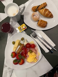 Los panes muy deliciosos, fruta fresca y las bebidas riquísimas