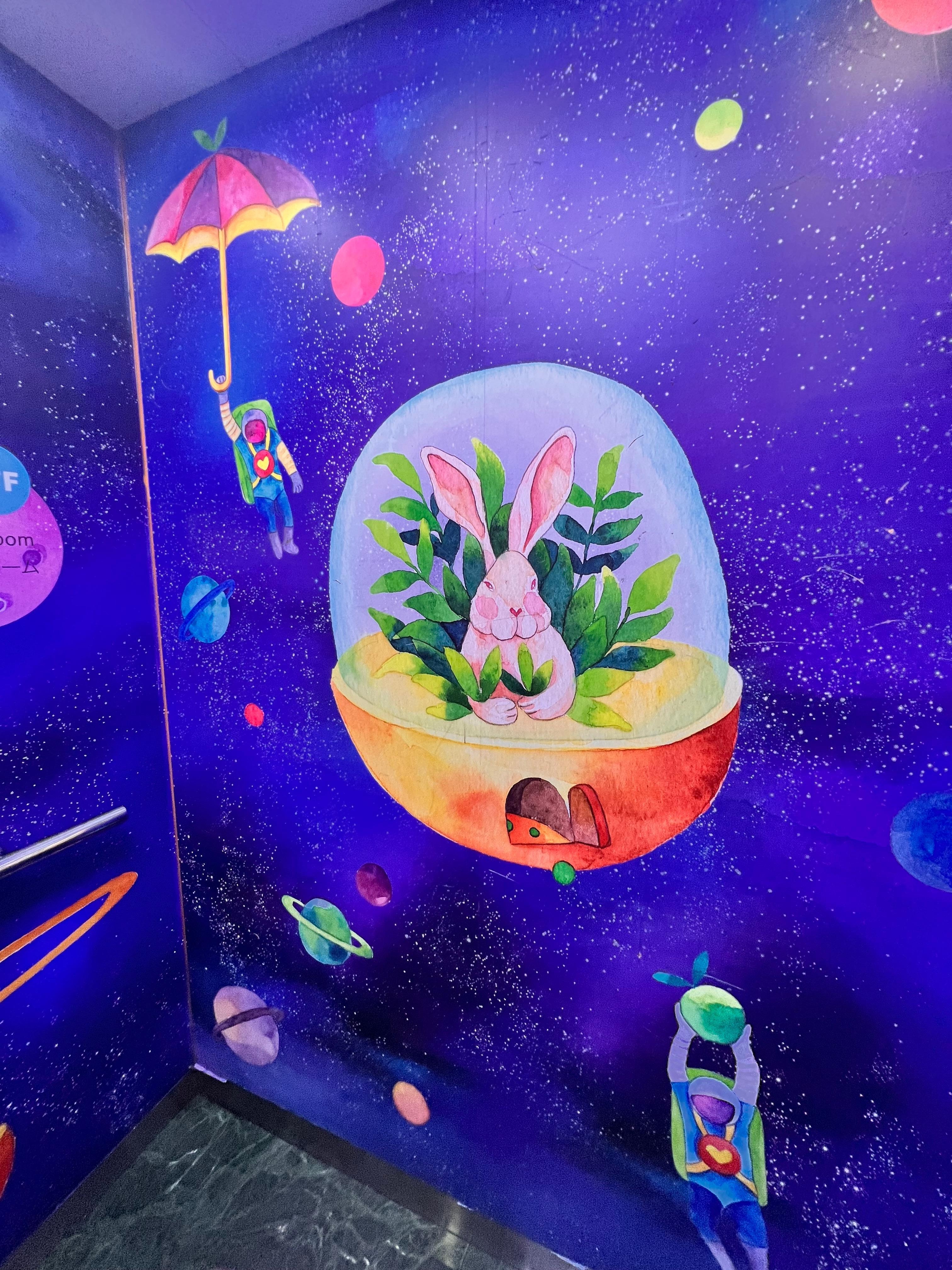 電梯裡面的插圖