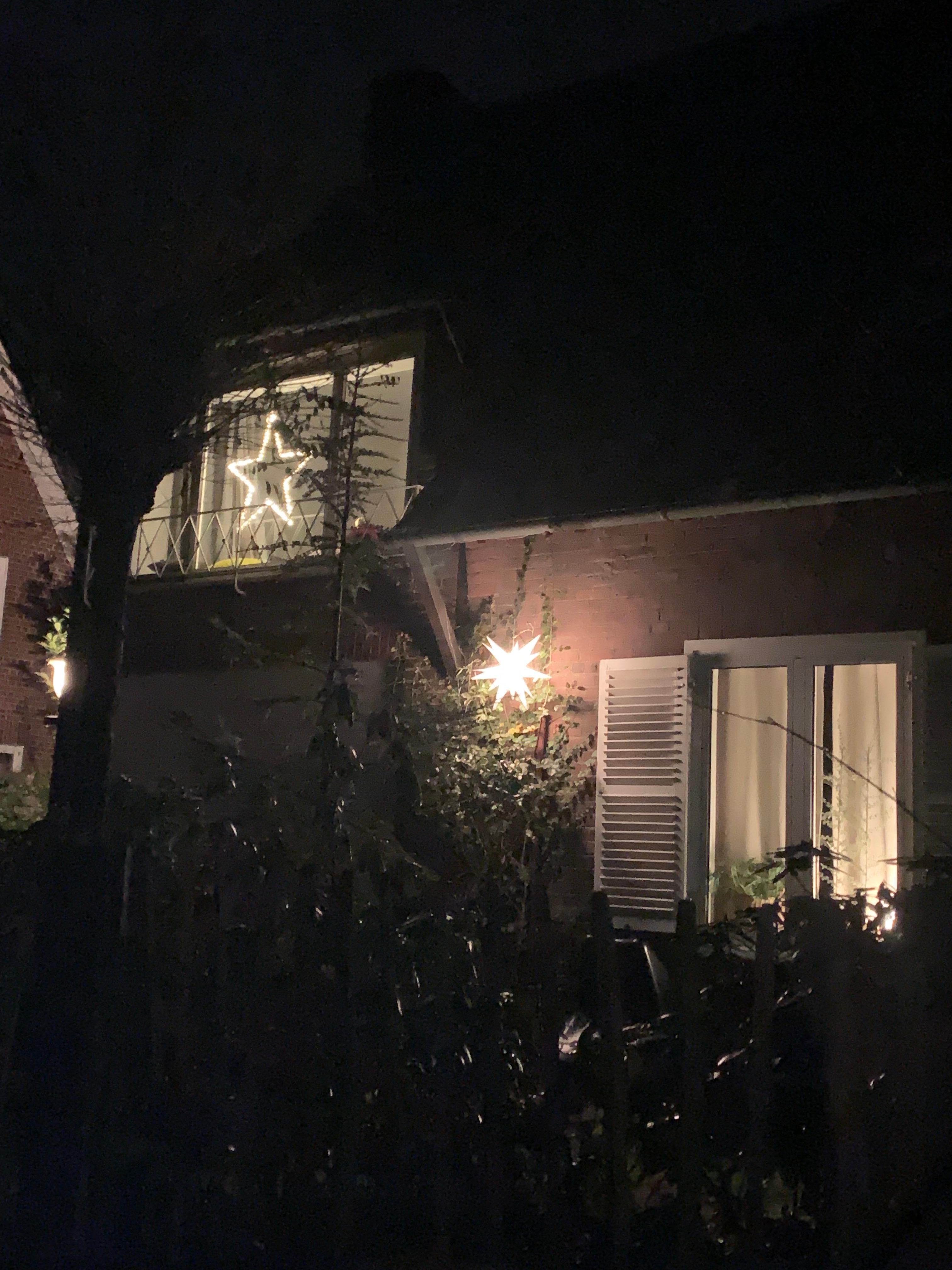 Das ist die Ansicht von außen. Durch den schönen Stern haben wir die Wohnung auch abends gut gefunden.