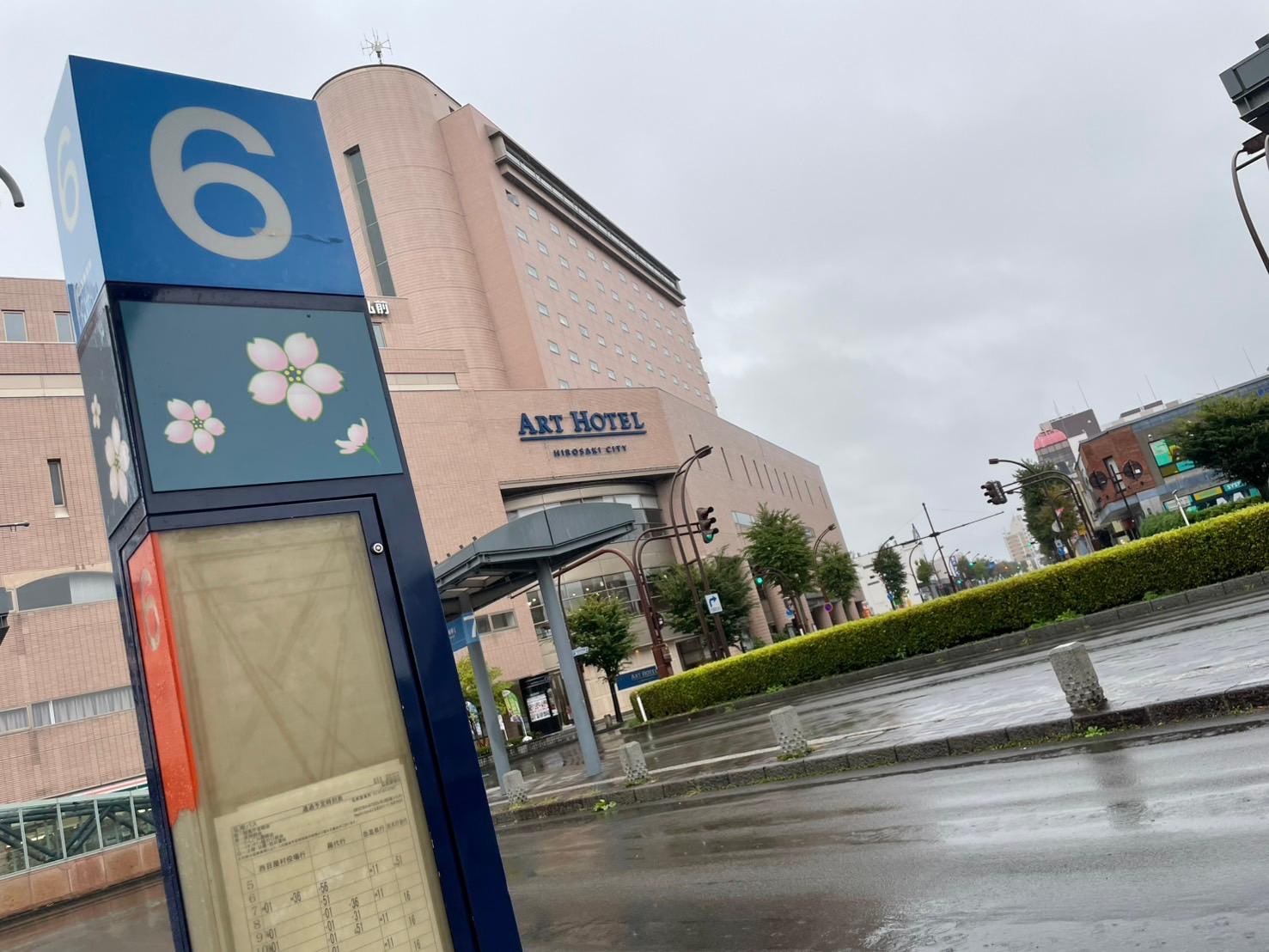 ホテルのすぐ前のバス乗り場