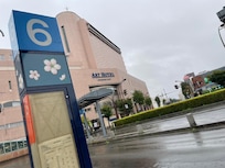 ホテルのすぐ前のバス乗り場