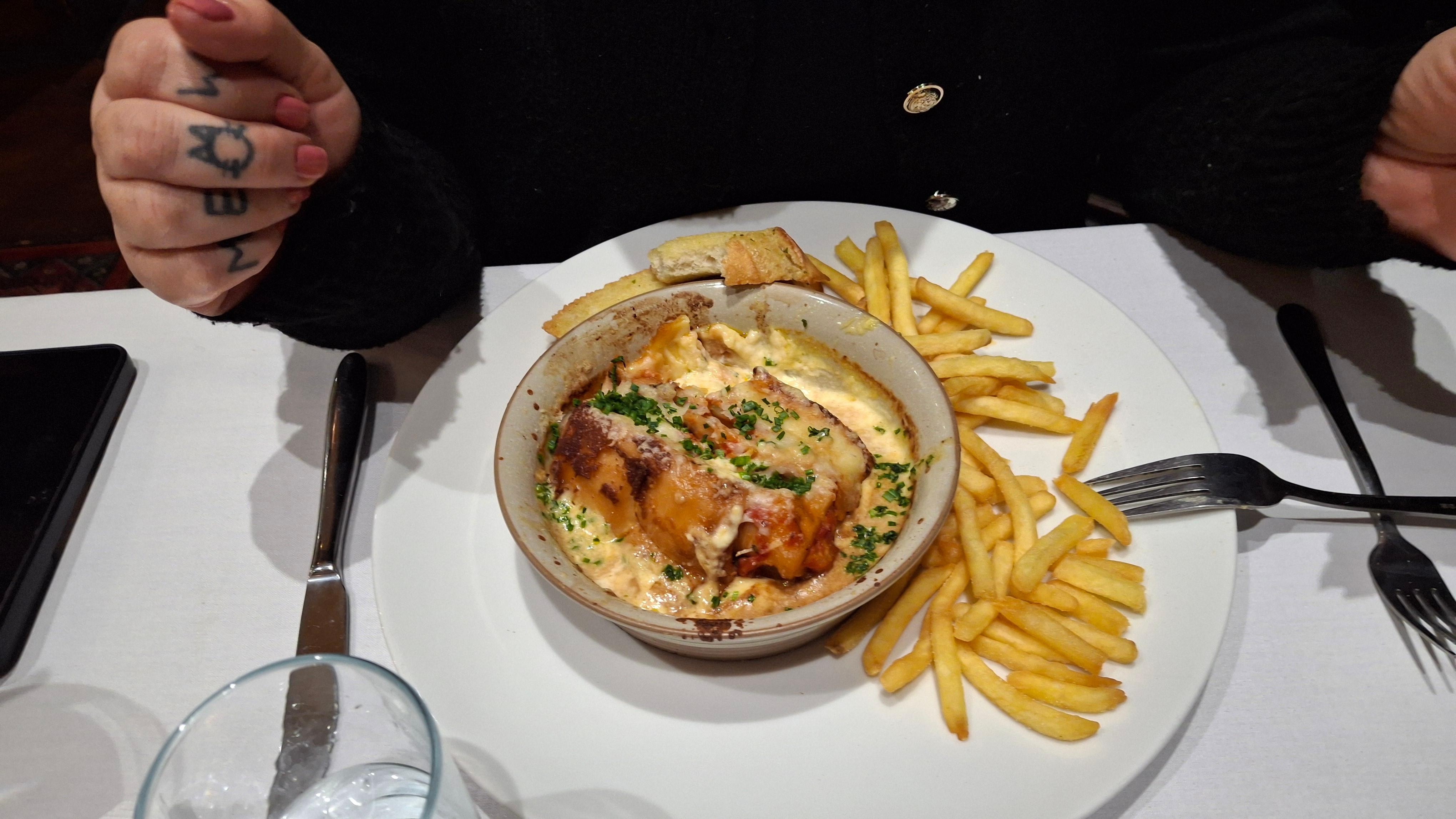 Lasagne and fries 👍