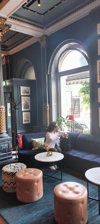 Muy cómoda la sala en el bar restaurant