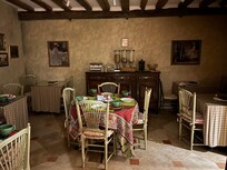 The breakfast room serving fresh squeezed orange juice & other delights!