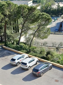 Le parking devant l'entrée