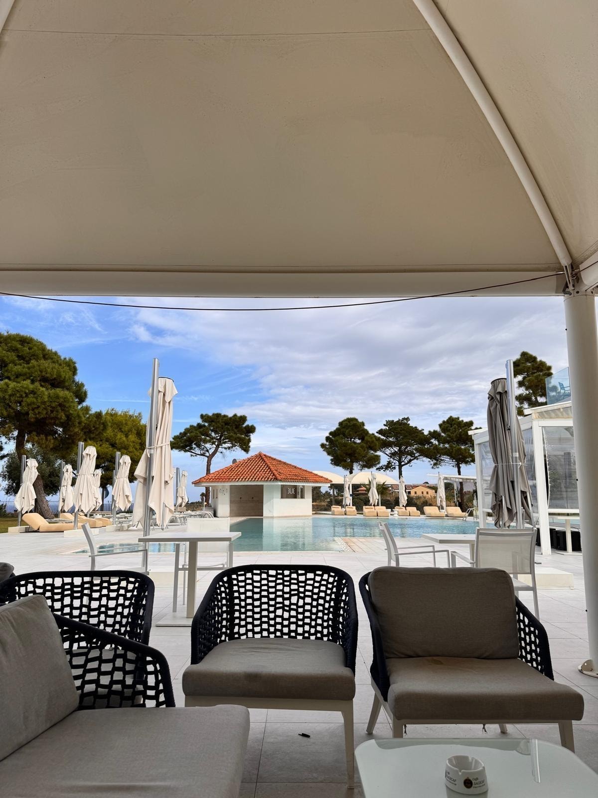 Blick von der Poolbar auf den Pool