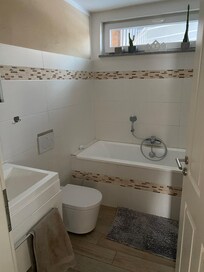Bad im EG nur mit Badewanne ohne Duschmöglichkeit
