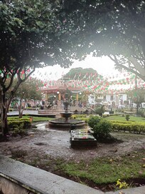 El hotel está muy cerca del embarcadero, la placita, el mercado de artesanía, y de muchas tienda y restaurantes.
