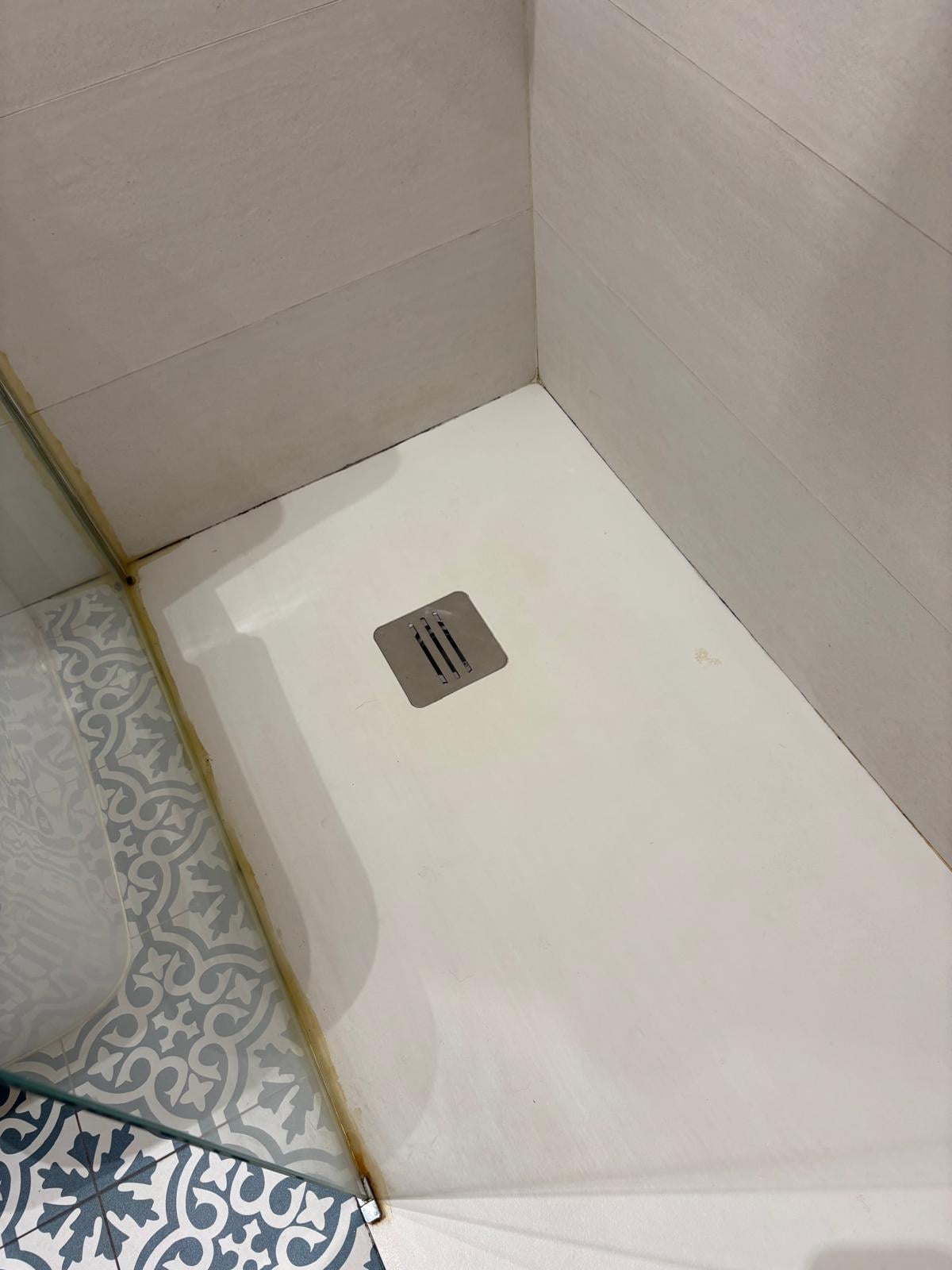 Tatsächlicher Zustand der Dusche  / actual condition of the shower