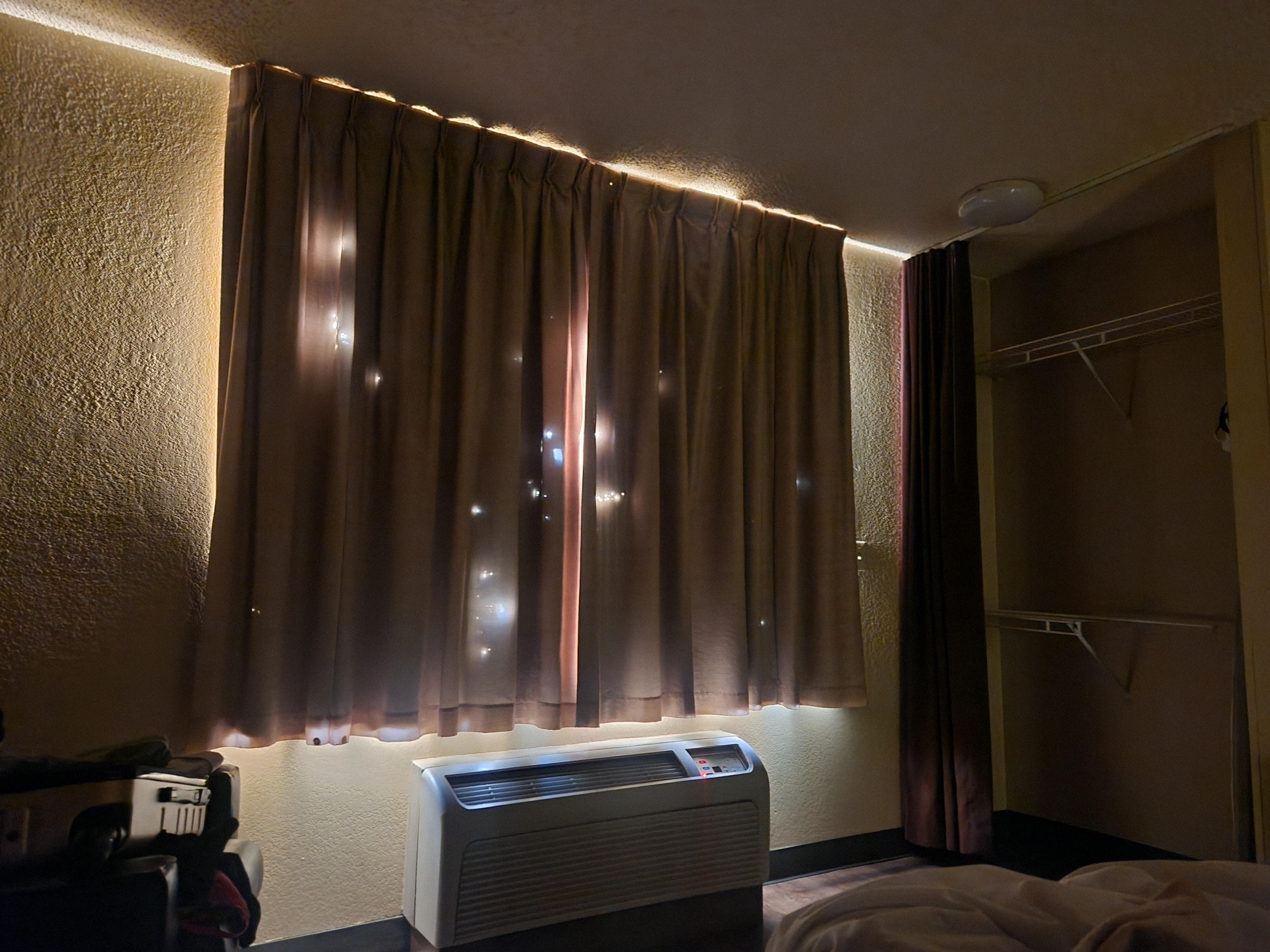 Las cortinas tienen hoyos