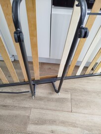 Vue du lit d'appoint à notre arrivée, il manque 2 roulettes et 1 latte