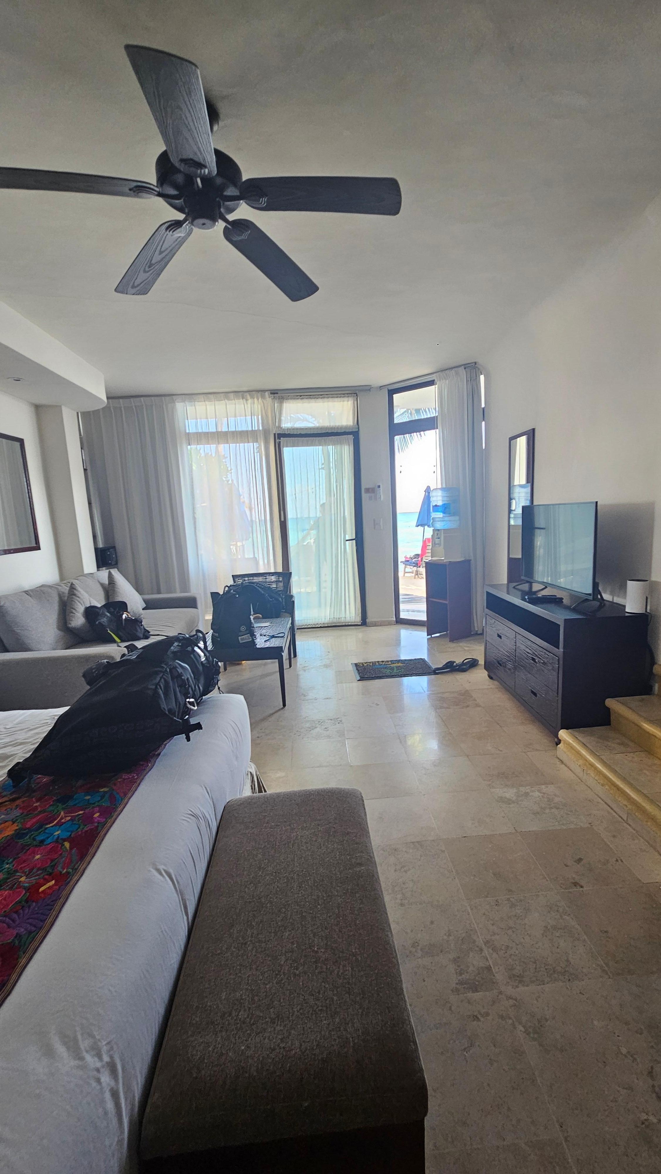 Cute bathroom and kitchenette as well