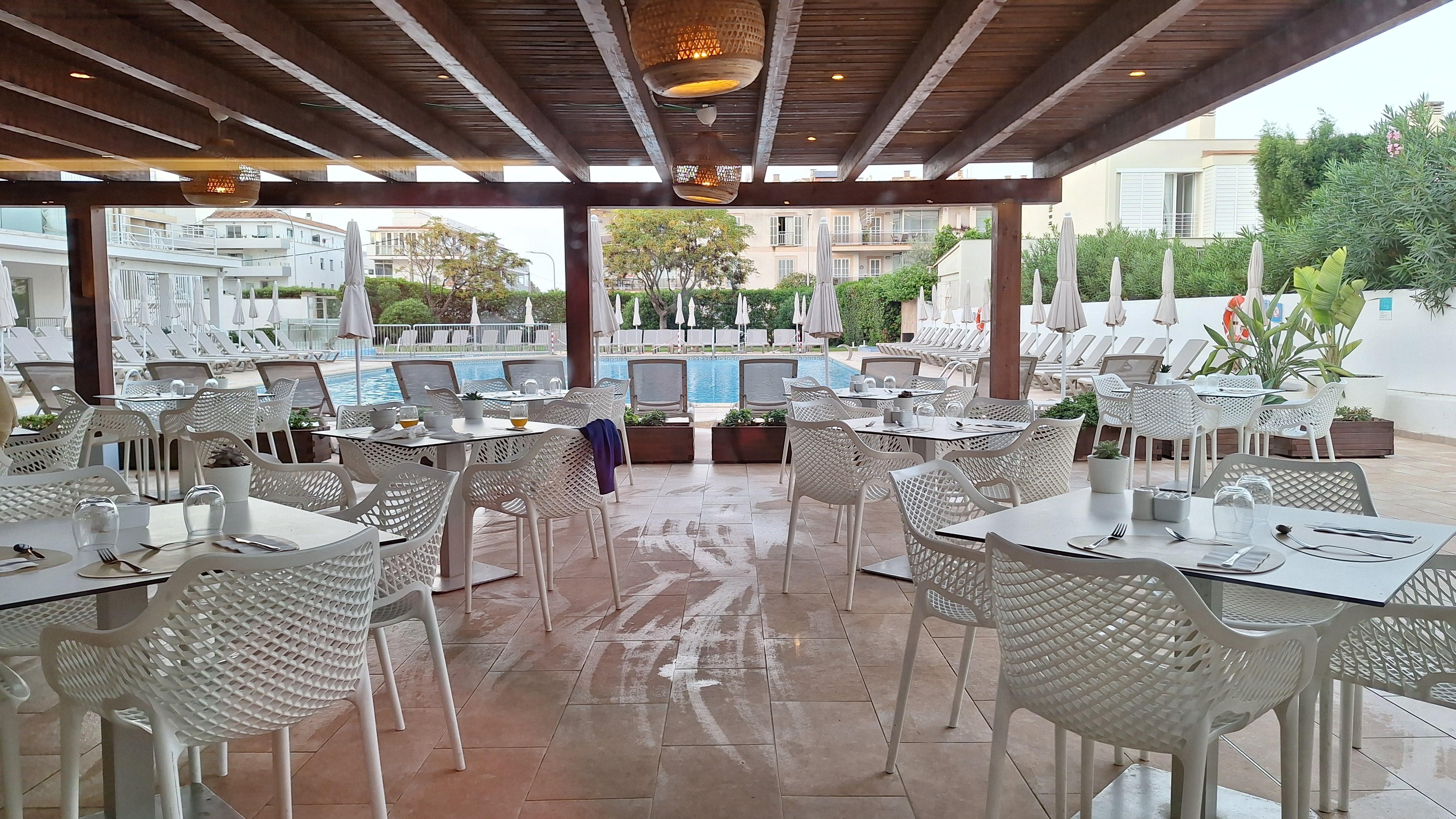 Terasse zum Speisen. 