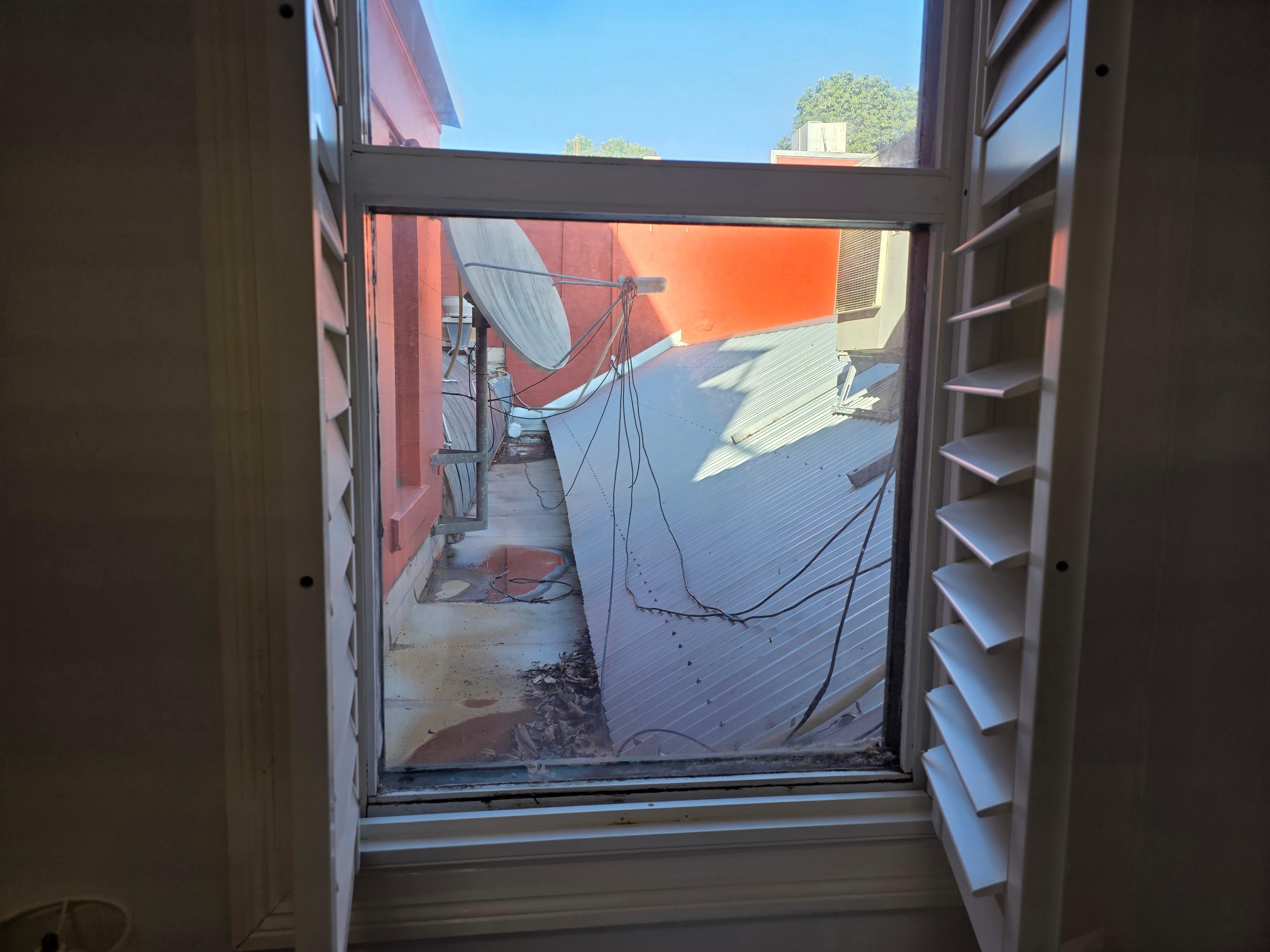 작은 방에 싱글 침대 2개 있고, 작은 창문이 하나 있는데 유리창 밖으로 보이는 것들입니다.