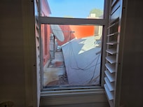 작은 방에 싱글 침대 2개 있고, 작은 창문이 하나 있는데 유리창 밖으로 보이는 것들입니다.