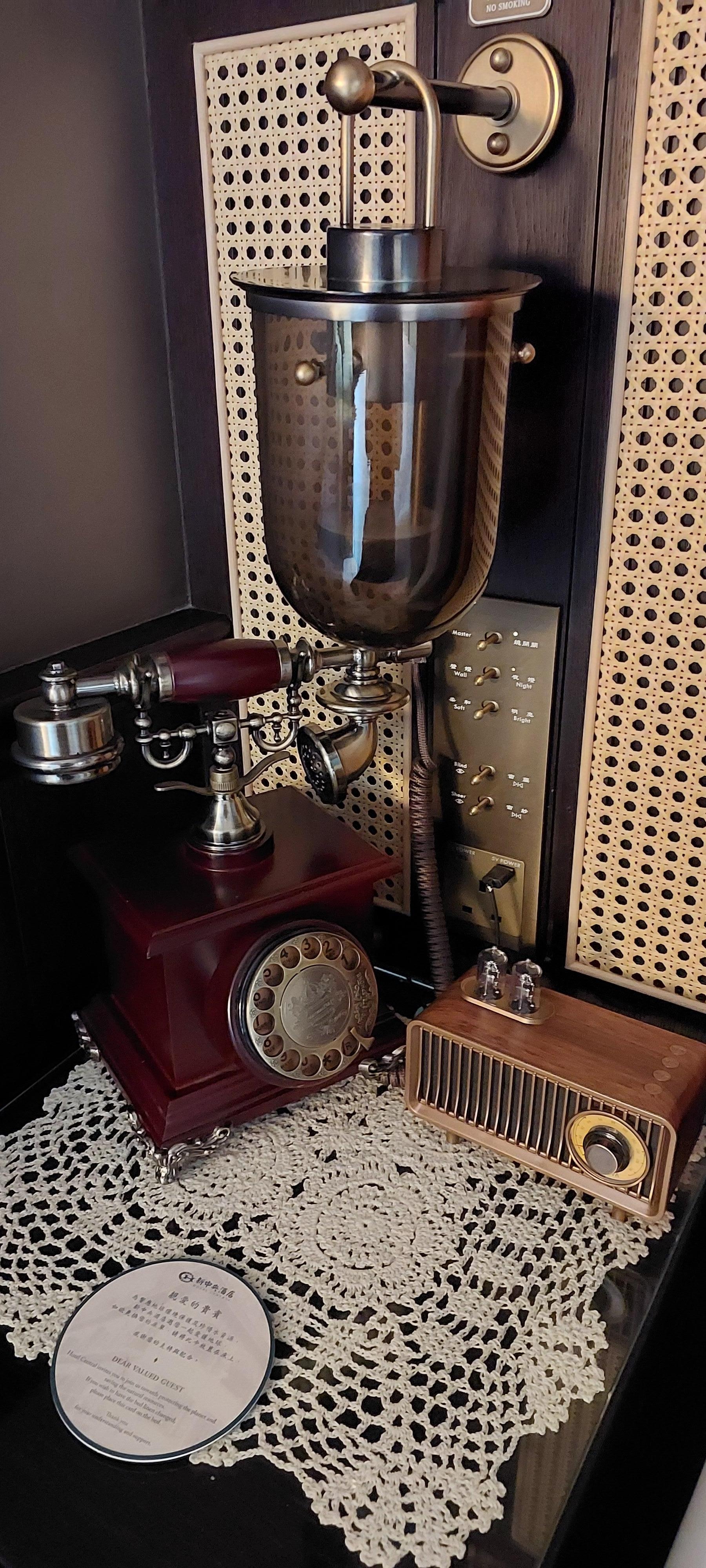 The 1930s room furnishings. 