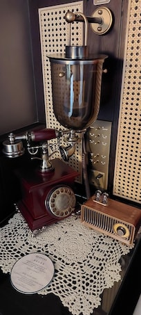 The 1930s room furnishings.