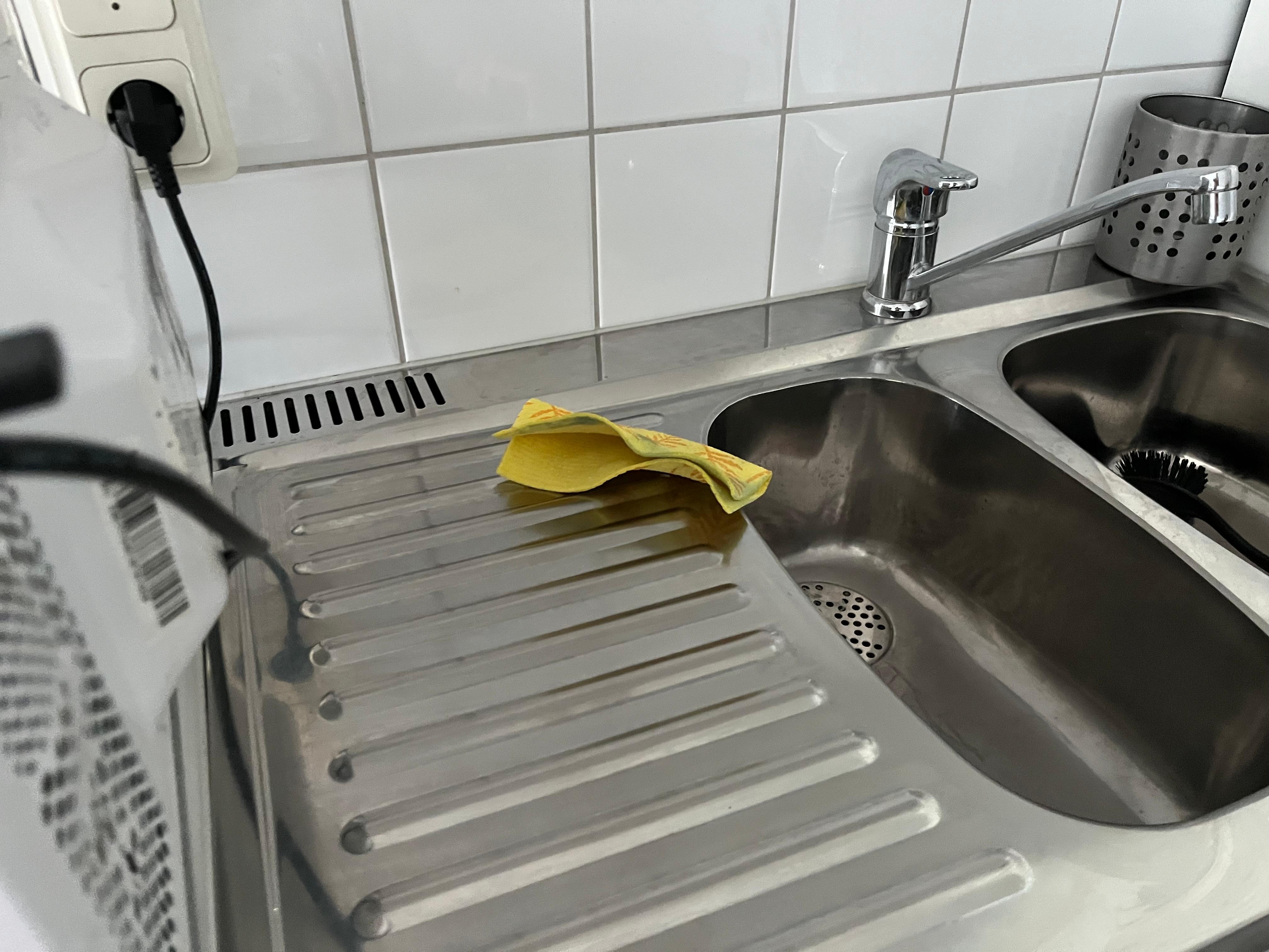 Smutsig gammal trasa i köket. Inget könsbestämning, tallrikar eller annat