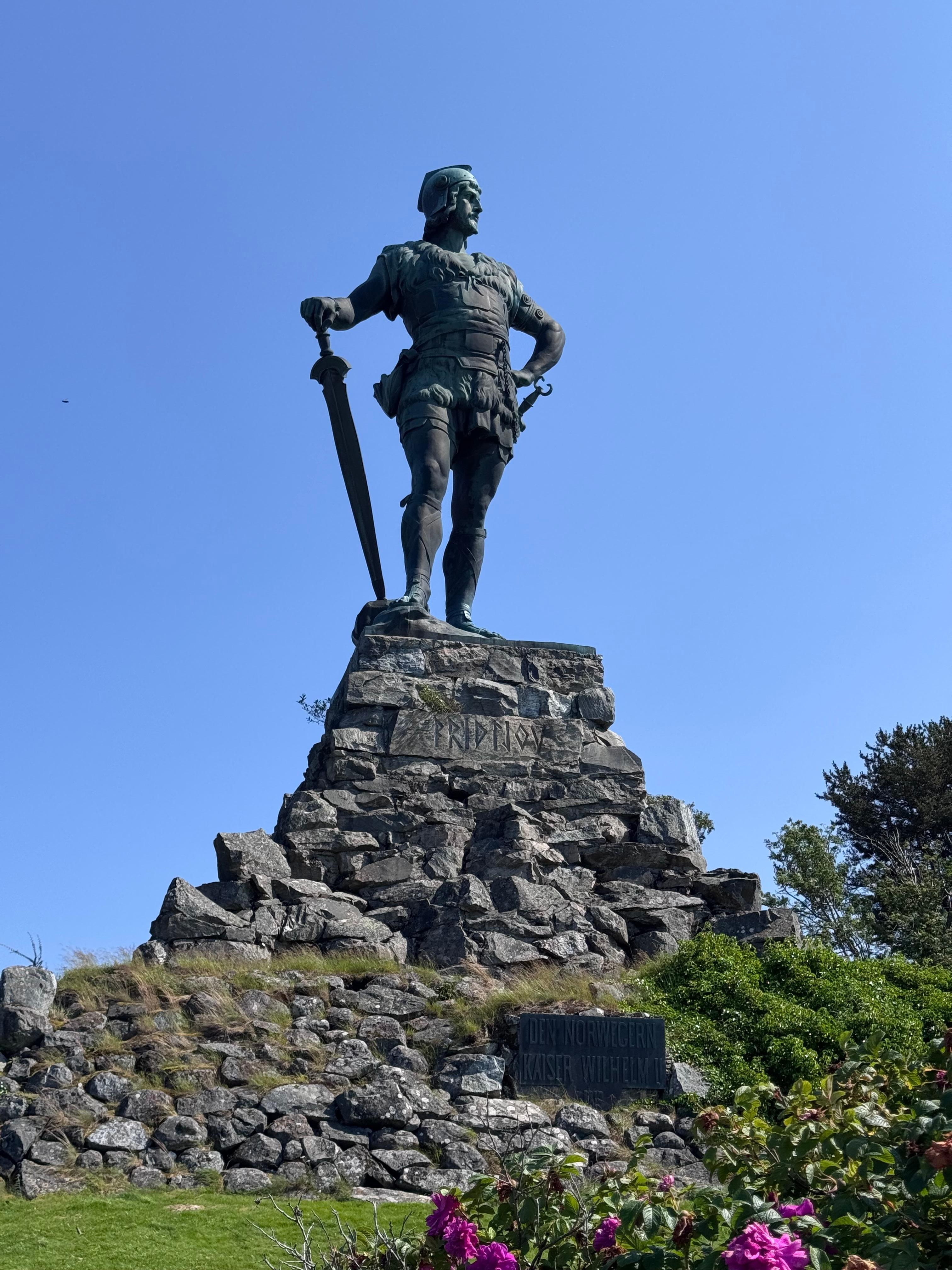 Besøkte Fridtjov statuen som ligger like ovenfor Sognefjord Gjesteheim, veldig flott sted med magisk utsikt.