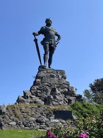 Besøkte Fridtjov statuen som ligger like ovenfor Sognefjord Gjesteheim, veldig flott sted med magisk utsikt.