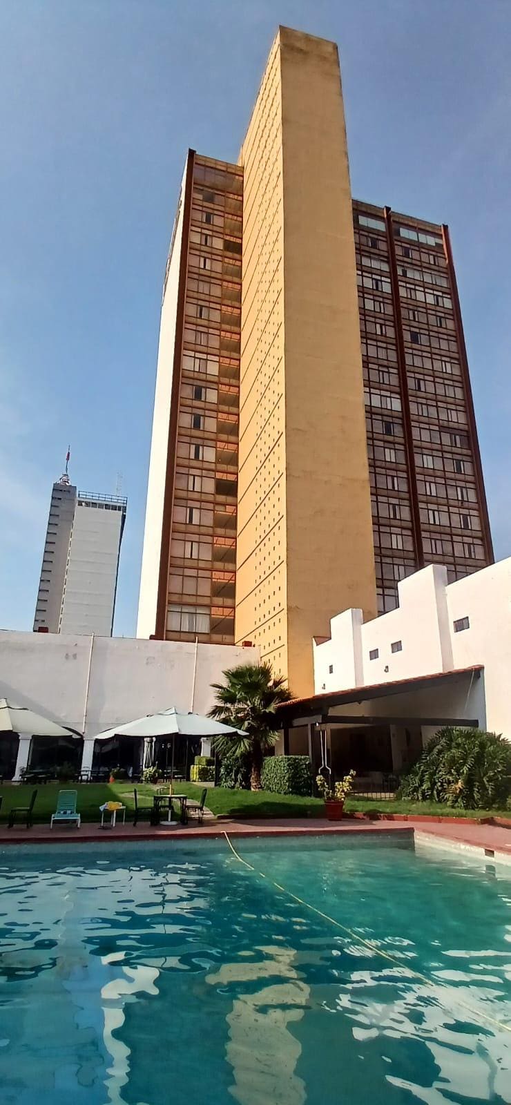 muy bonito diseño y lugar y la ubicación es muy buena, pero ya le urge una buena remodelada