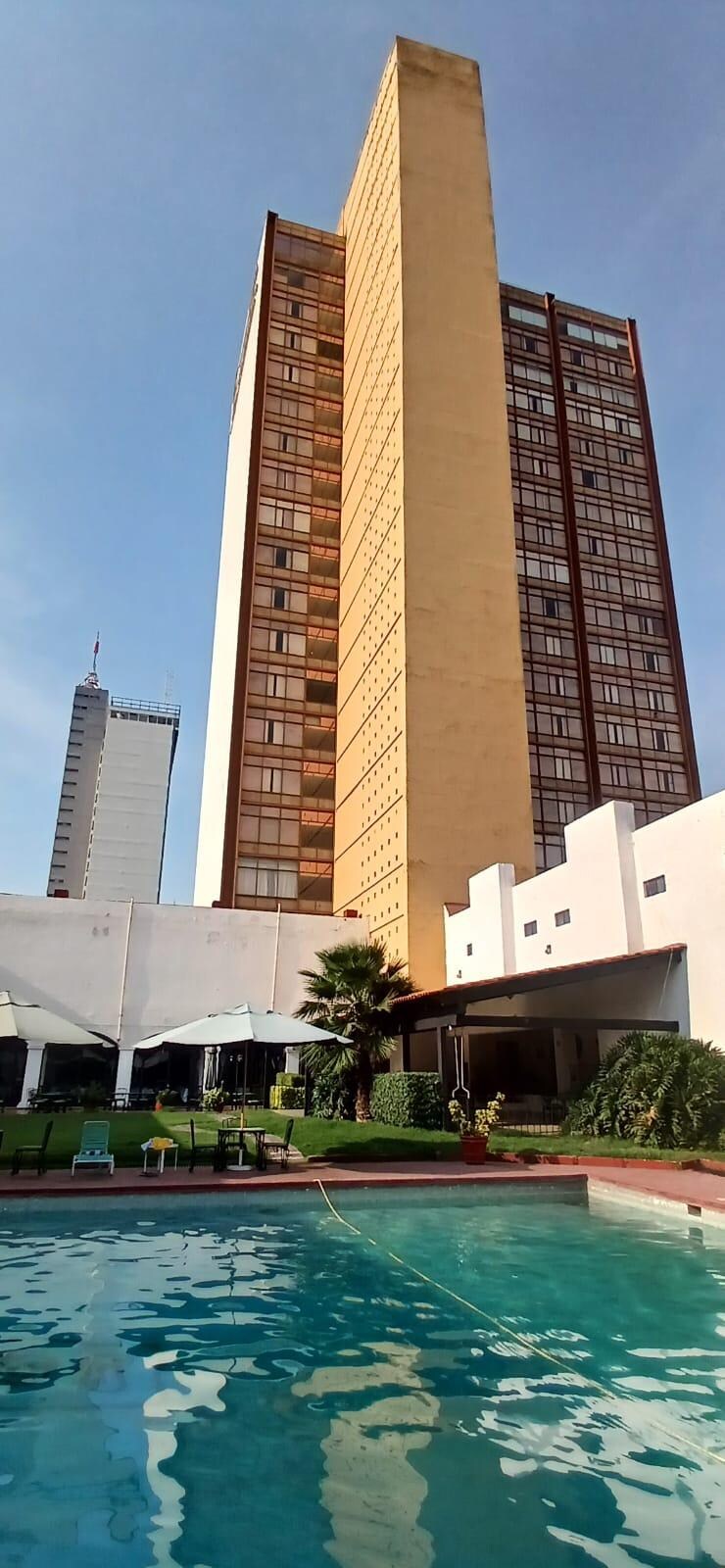 muy bonito diseño y lugar y la ubicación es muy buena, pero ya le urge una buena remodelada