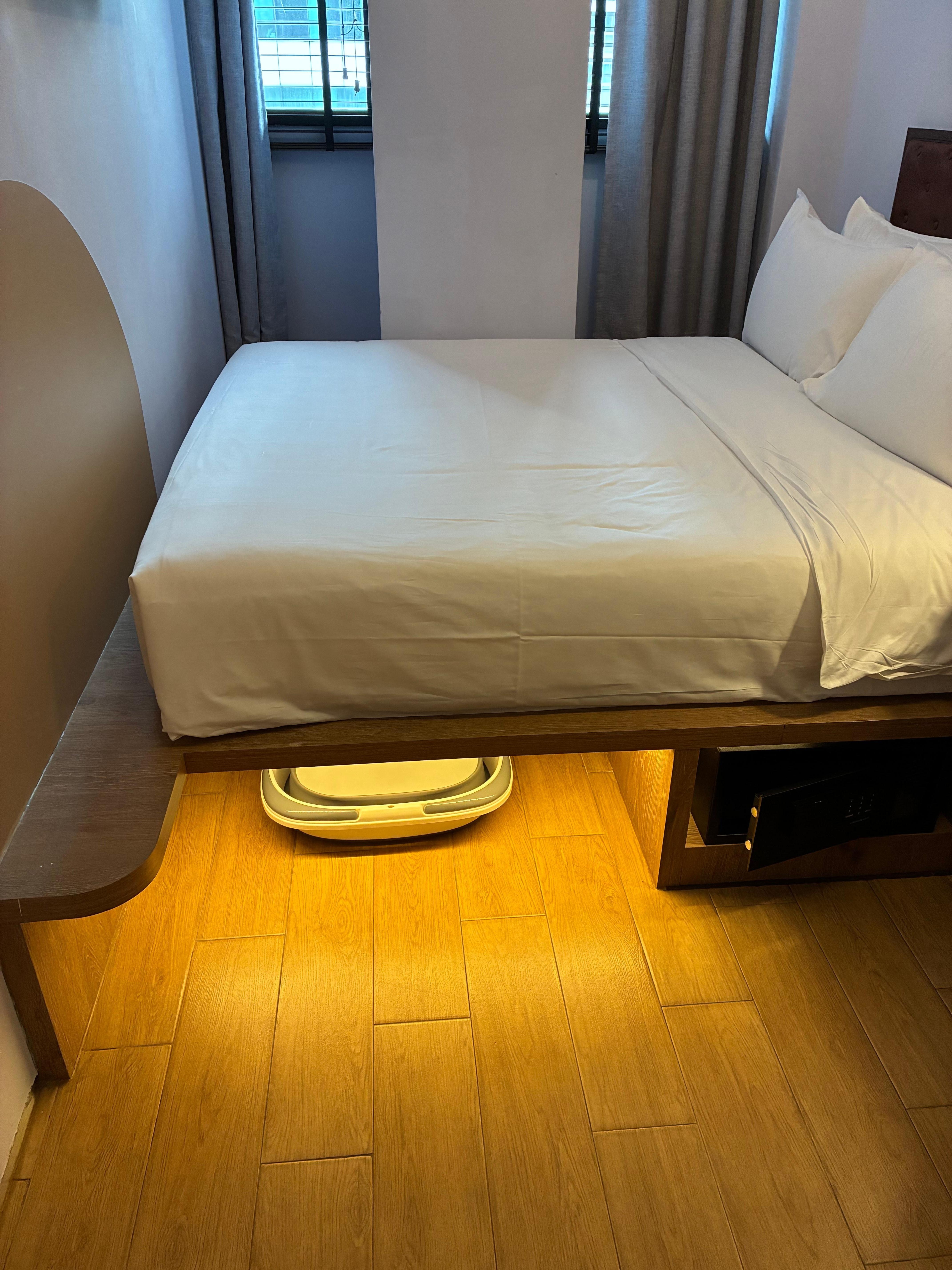 Nano queen. There is a bucket under the bed. It’s probably for laundry.