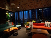プールに隣接したカフェは注文しなくても座れる