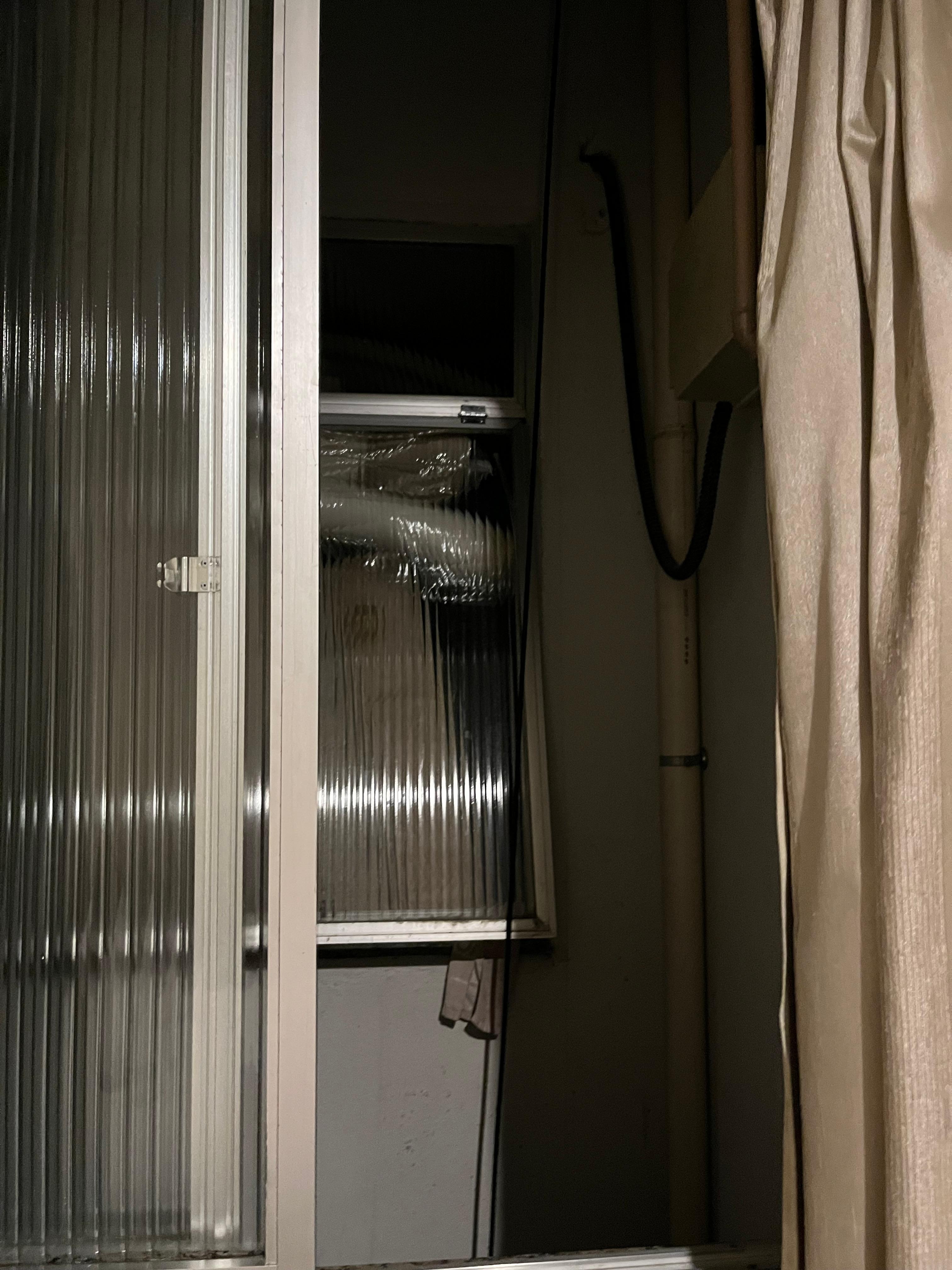 Abre pra um beco com uma parede defronte