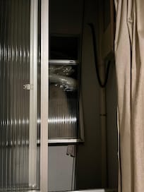 Abre pra um beco com uma parede defronte