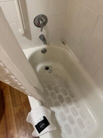 Tub not dirty just worn and needs to be resurfaced.